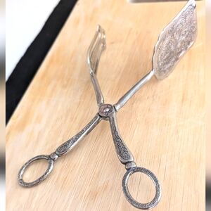 ELEGANT VTG SERVING SILVER PLATED TONGS